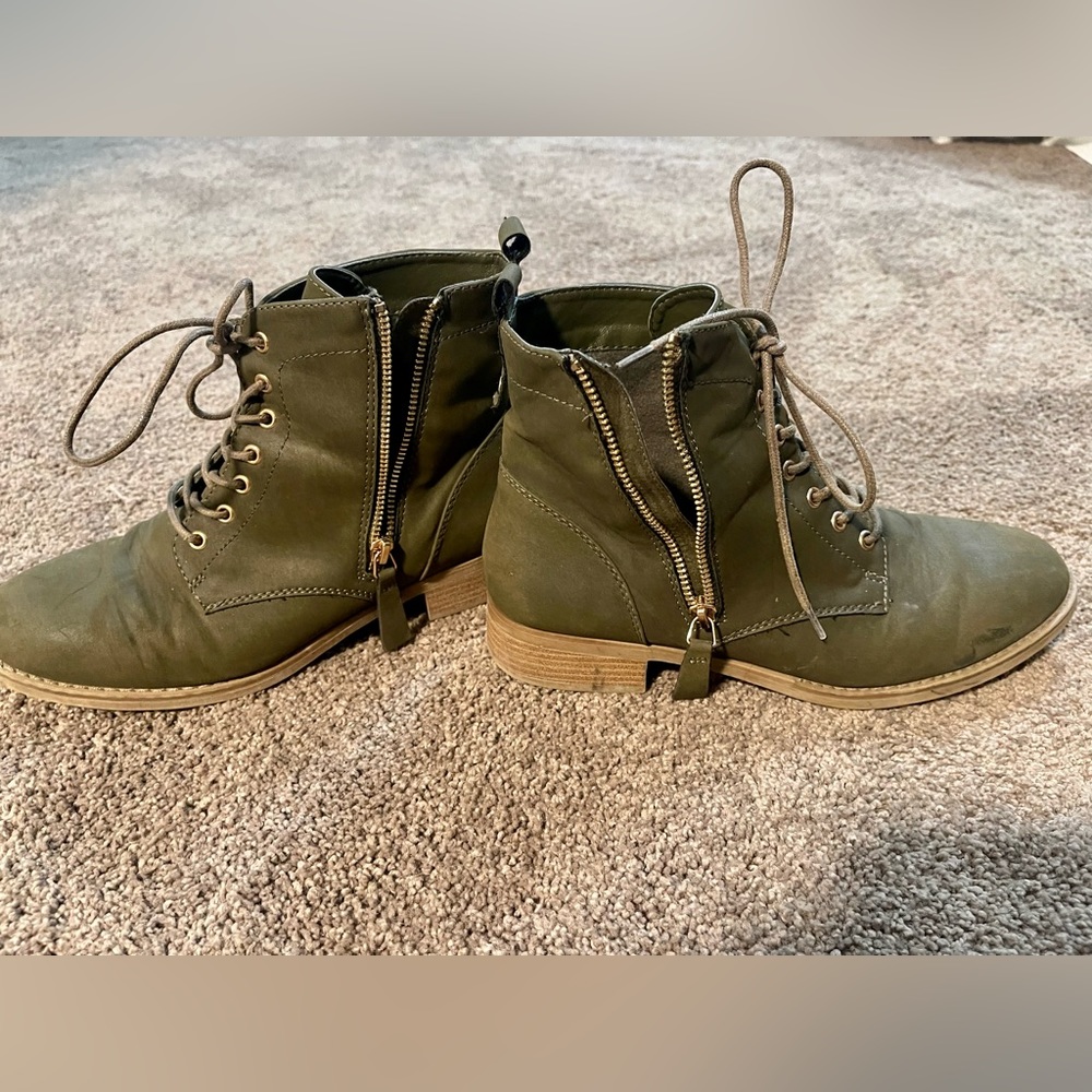 Size 9 1/2 olive green lace up with zipper short boot.